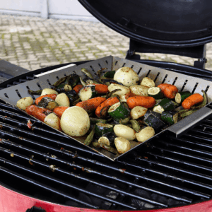 122-35 grilling basket lifestyle 1